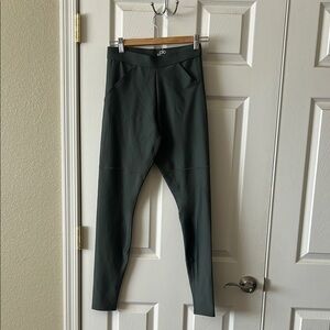alo yoga leggings, size M